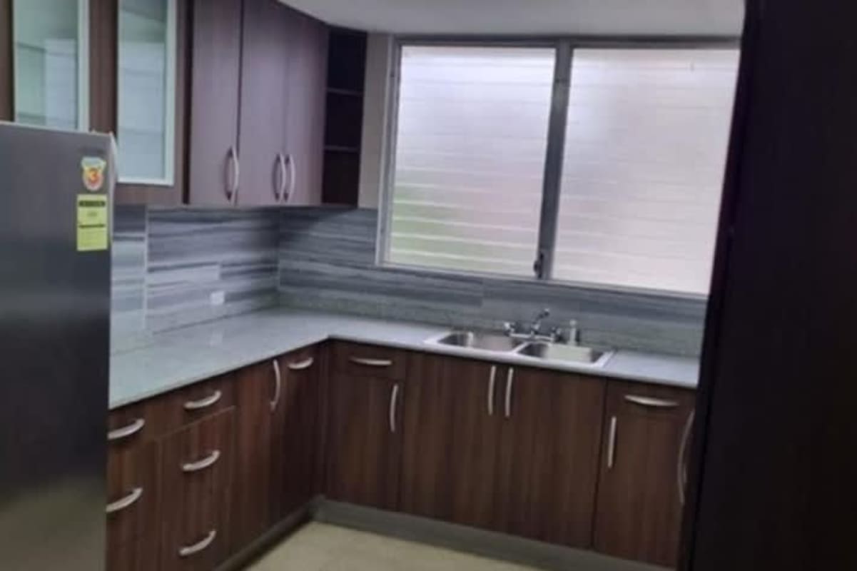 Spacious master bedroom with AC, wardrobe and city views in PH Le Parc El Cangrejo Panama