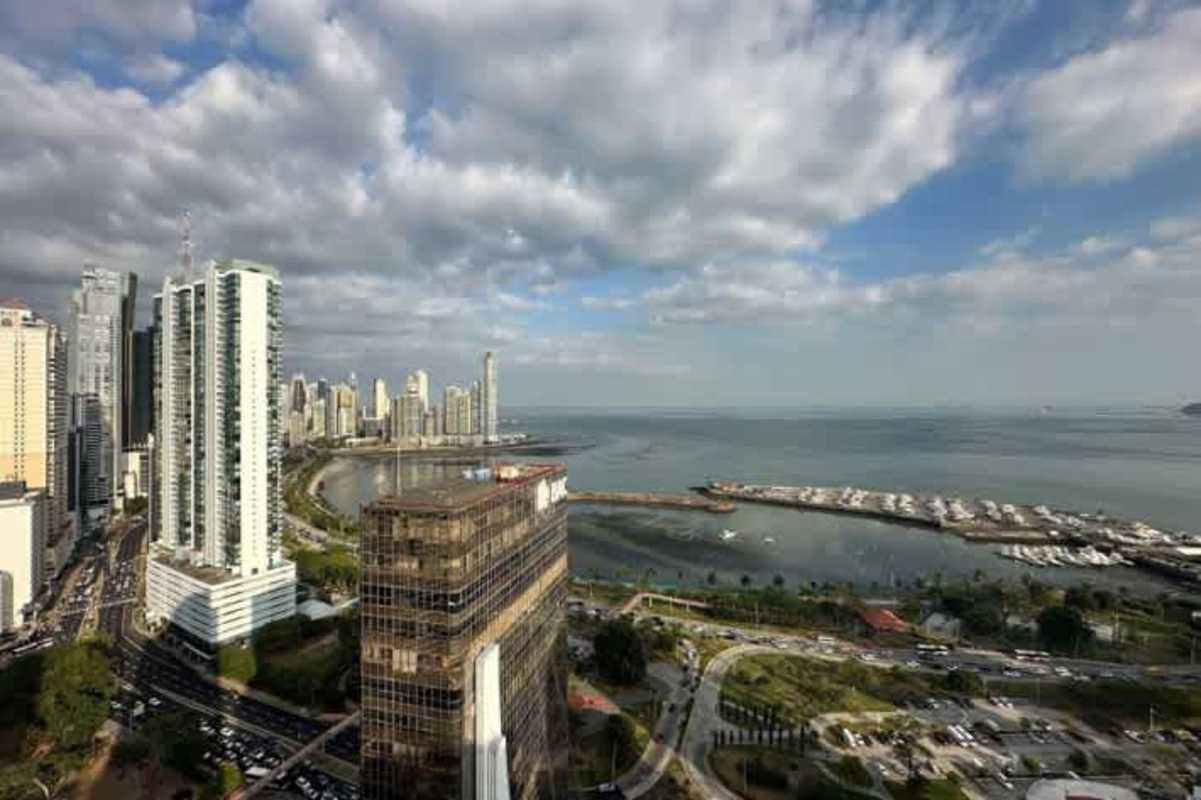 Equipped gym with panoramic windows city skyline view PH Colores de Bella Vista