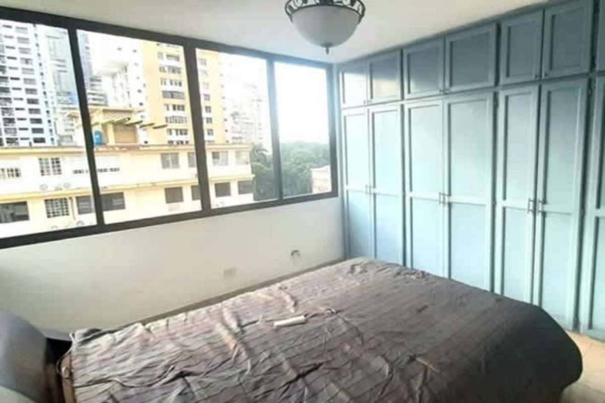 Bedroom with large windows, built-in cabinets and ceiling light in PH El Cangrejo Panama