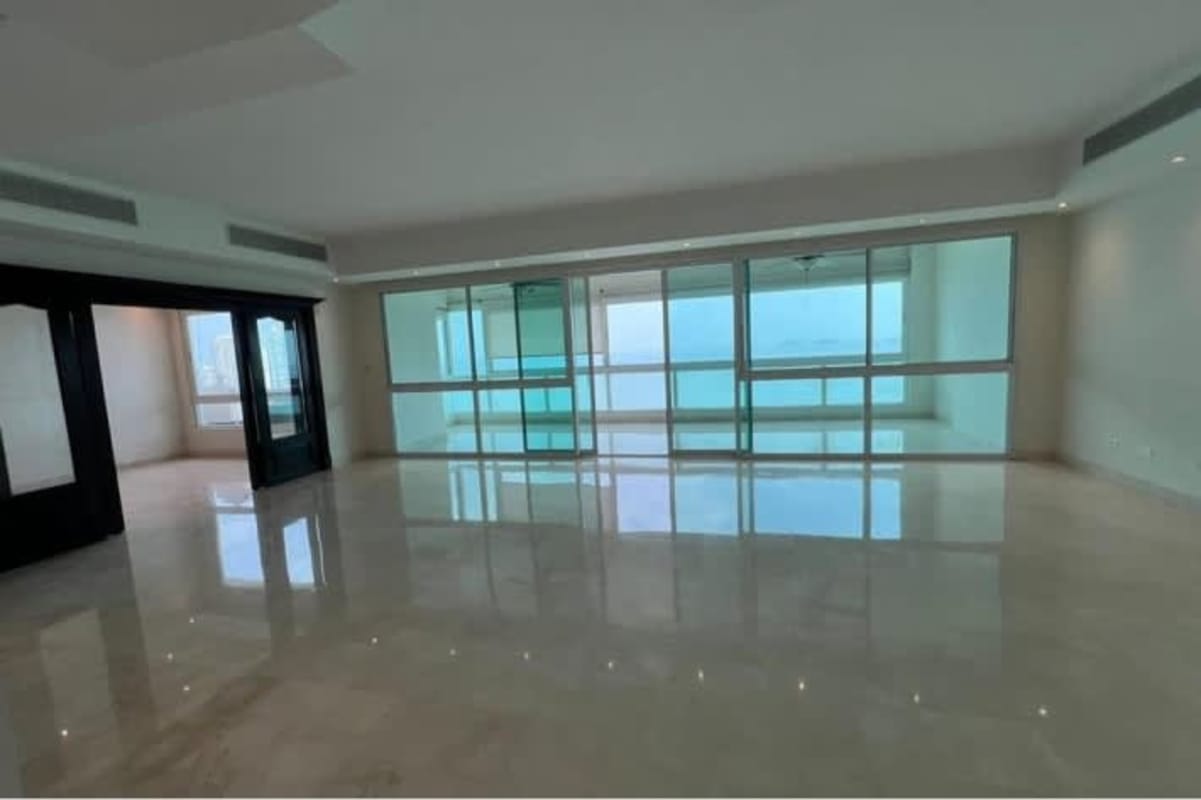 Panoramic enclosed balcony with marble floors and stunning ocean skyline views in PH BICSA Panama