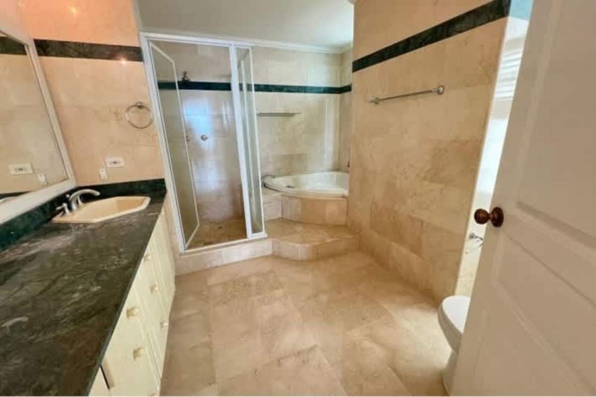 Spacious master bathroom with marble finishes, bathtub and separate shower PH BICSA Panama