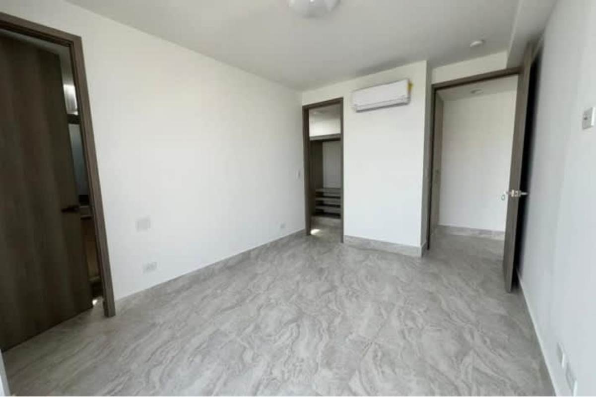 Bedroom with floor-to-ceiling windows, split AC, walk-in closet Panama City in PH Luxor 400