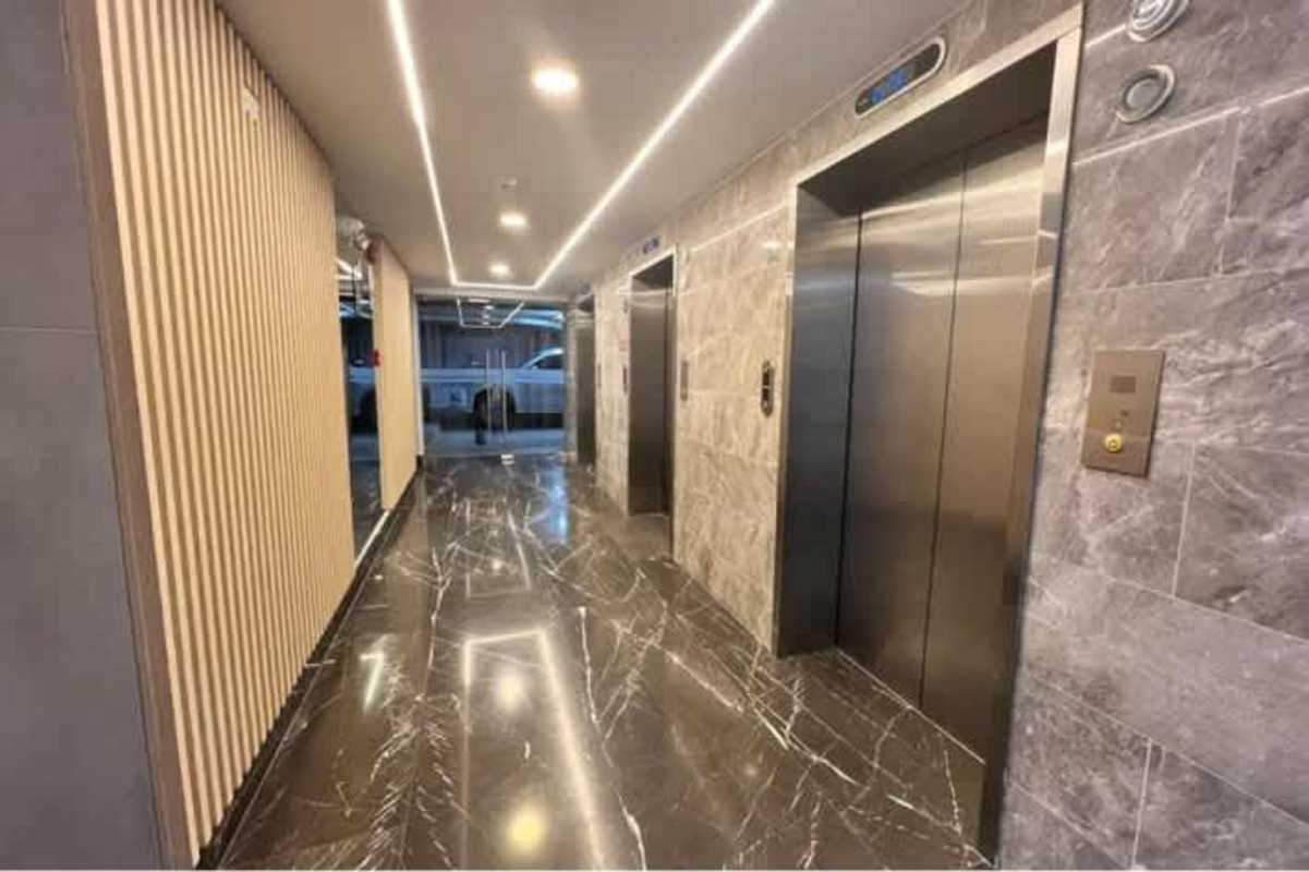 Modern elevator lobby with marble tile in PH Luxor 400 El Cangrejo Panama