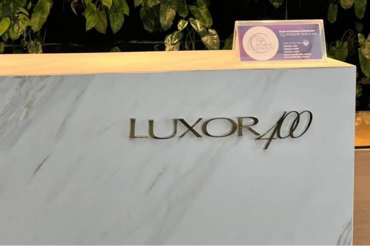 Rooftop infinity pool with panoramic skyline view at PH Luxor 400 El Cangrejo Panama