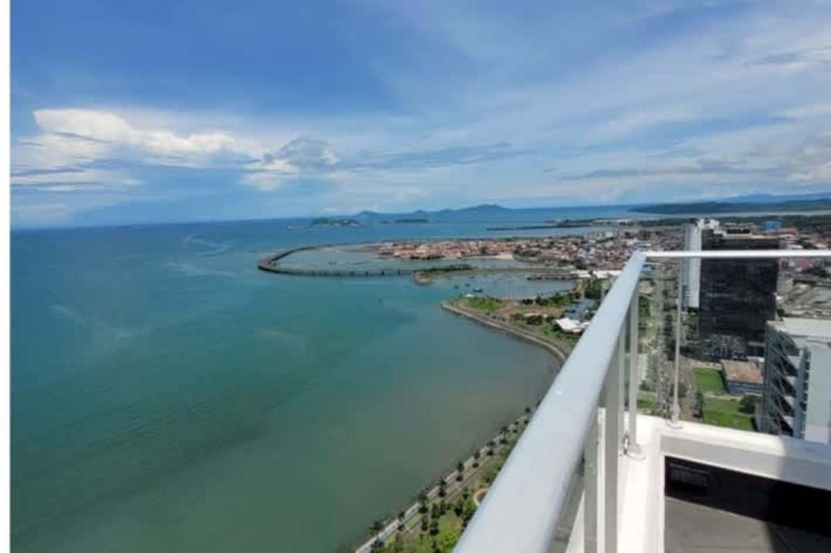 Infinity rooftop pool with skyline and ocean views at PH Destiny Panama City