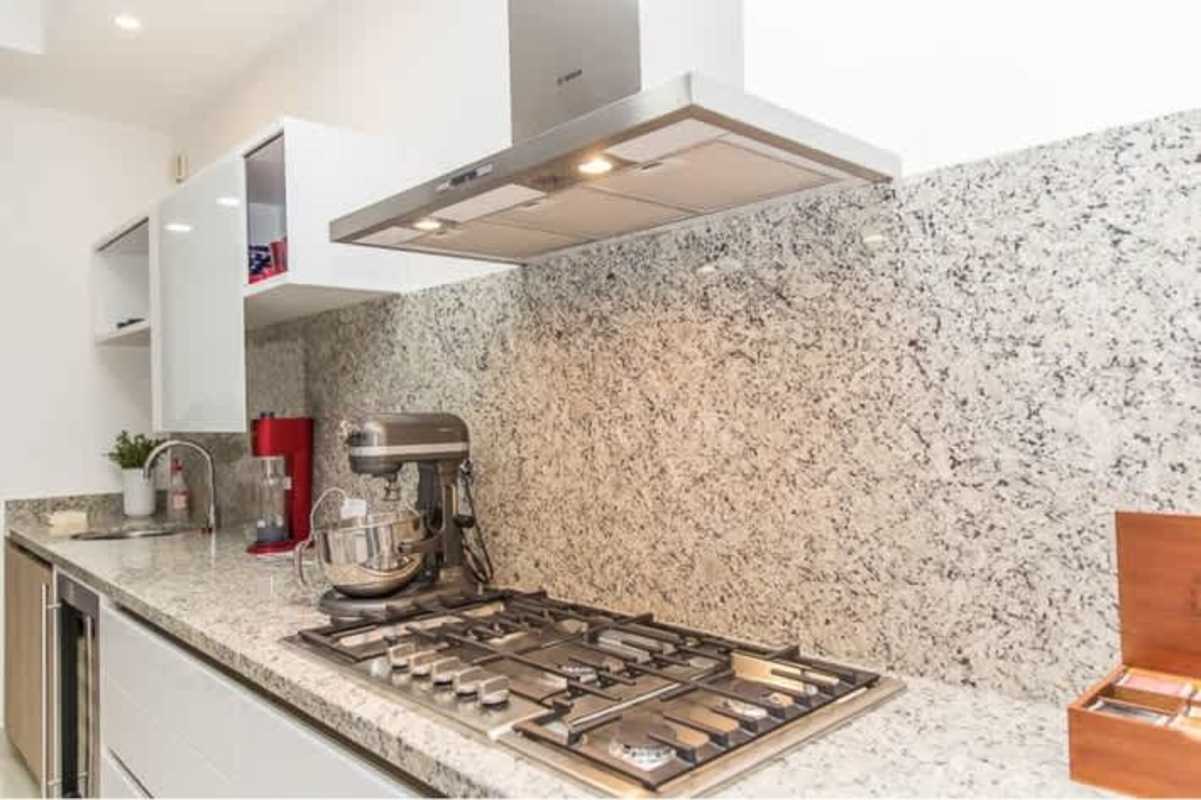 Fully equipped modern kitchen with granite countertops stainless appliances PH Apogeo Costa del Este