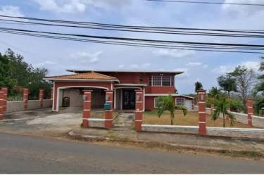 Gated two-level home with tiled roof and garage in Panama Oeste La Chorrera
