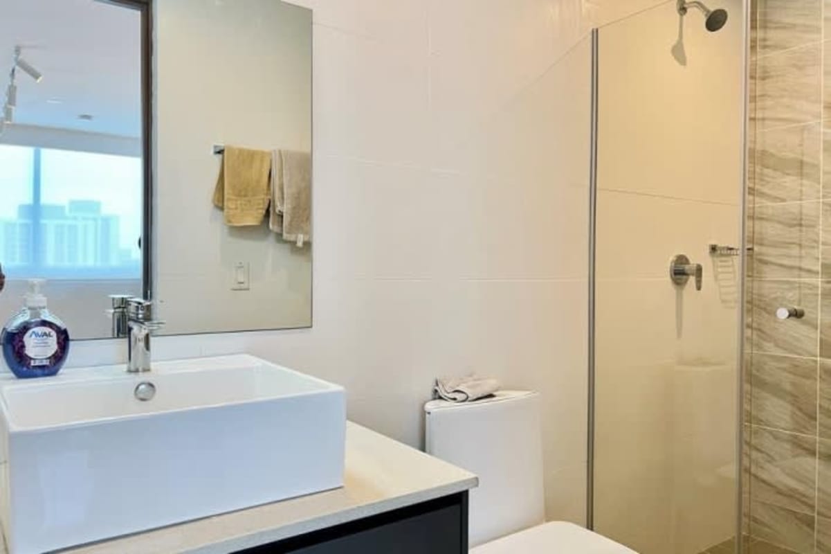 Bright bedroom with city views and minimalist decor in PH Isabella San Francisco