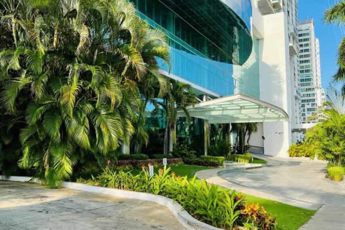 Landscaped entrance and driveway glass tower PH Ocean Two Costa del Este