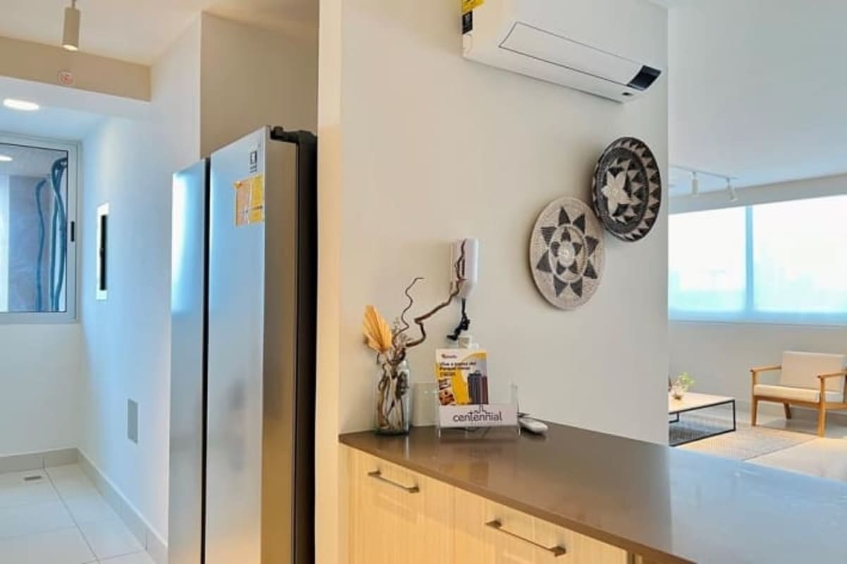 Bathroom with glass shower enclosure and contemporary finishes in PH Isabella San Francisco