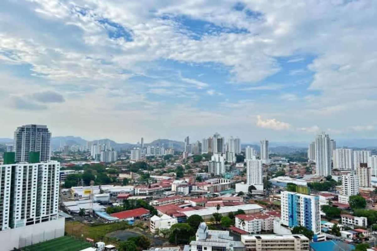 Outdoor private balcony with view to Parque Omar and city at PH Isabella San Francisco Panama
