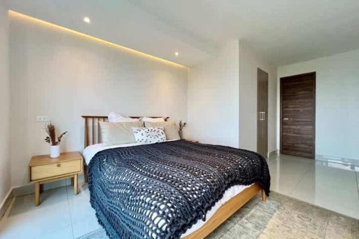 Master bedroom with large windows, walk-in closet overlooking Parque Omar PH Isabella Panama