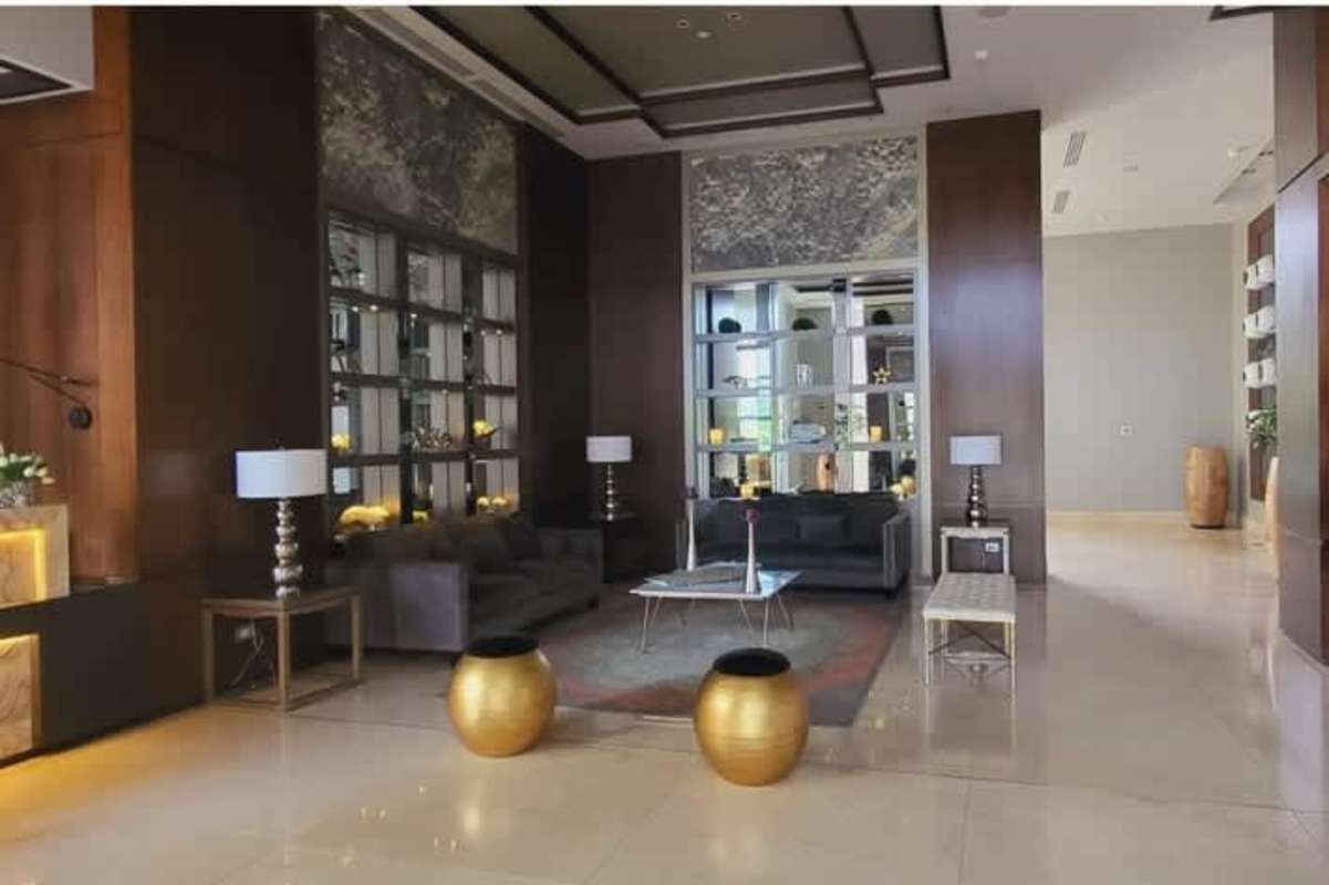 Elegant bathroom with marble finishes, large bathtub, double sinks penthouse Santa María Panama