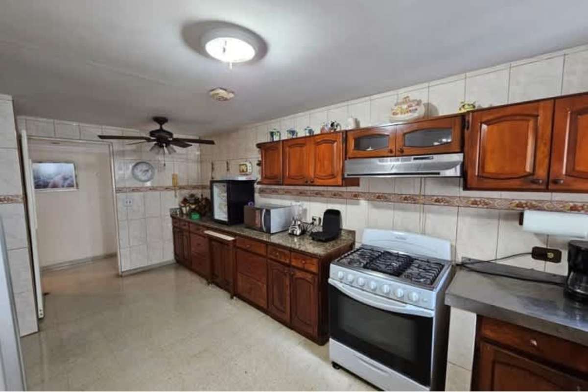 Kitchen with wooden cabinets, granite countertop, appliances - PH Winston Churchill Punta Paitilla