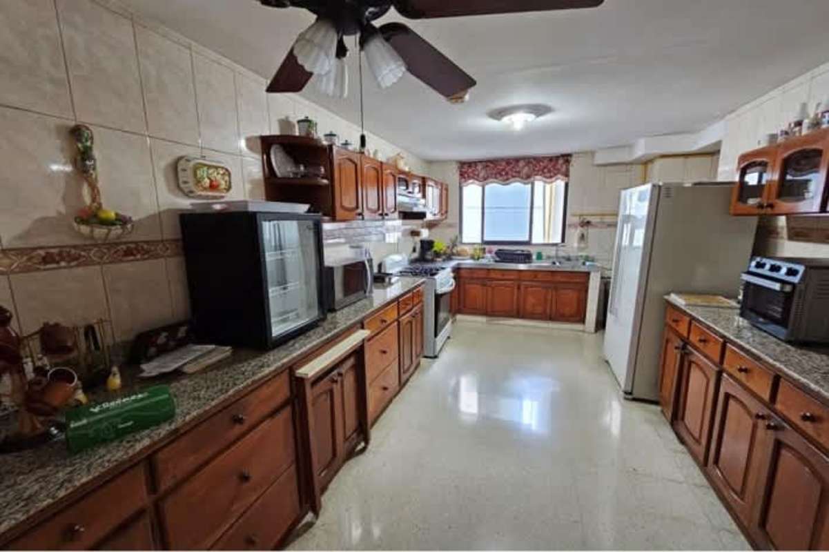 Bedroom with closet, ensuite bath, natural light, PH Winston Churchill Panama City