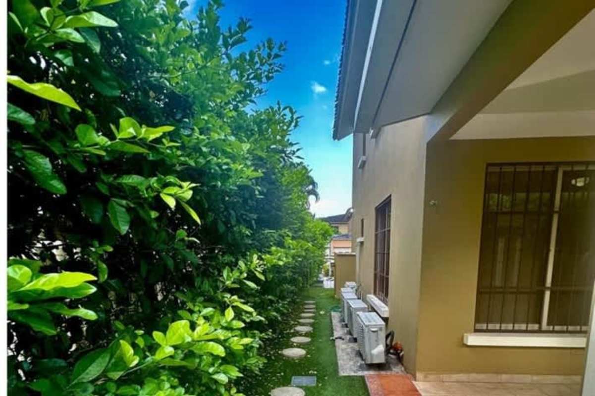 Bright bedroom with large window, AC, tile floor at Embassy Gardens house Clayton Panama