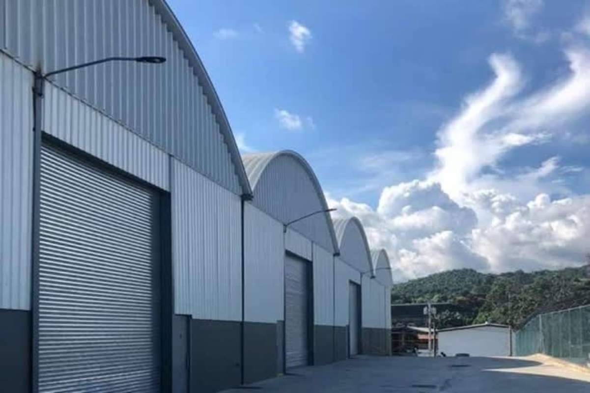 Empty industrial warehouse space with high ceiling and concrete floor in Altos de Tocumen Panama