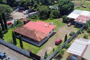 Garden with green lawn, children's playground and covered patio in La Mitra La Chorrera Panama