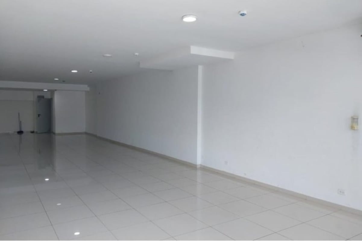 Spacious open-plan floor with white walls and ceiling lights perfect for retail or office in PH Signature Point Panama