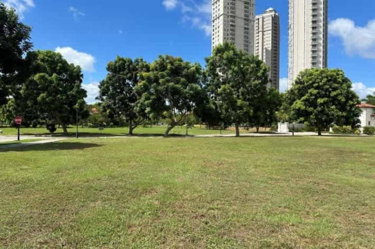 Vacant luxury estate lot with golf course and water views in Santa María Golf & Country Club Panama City