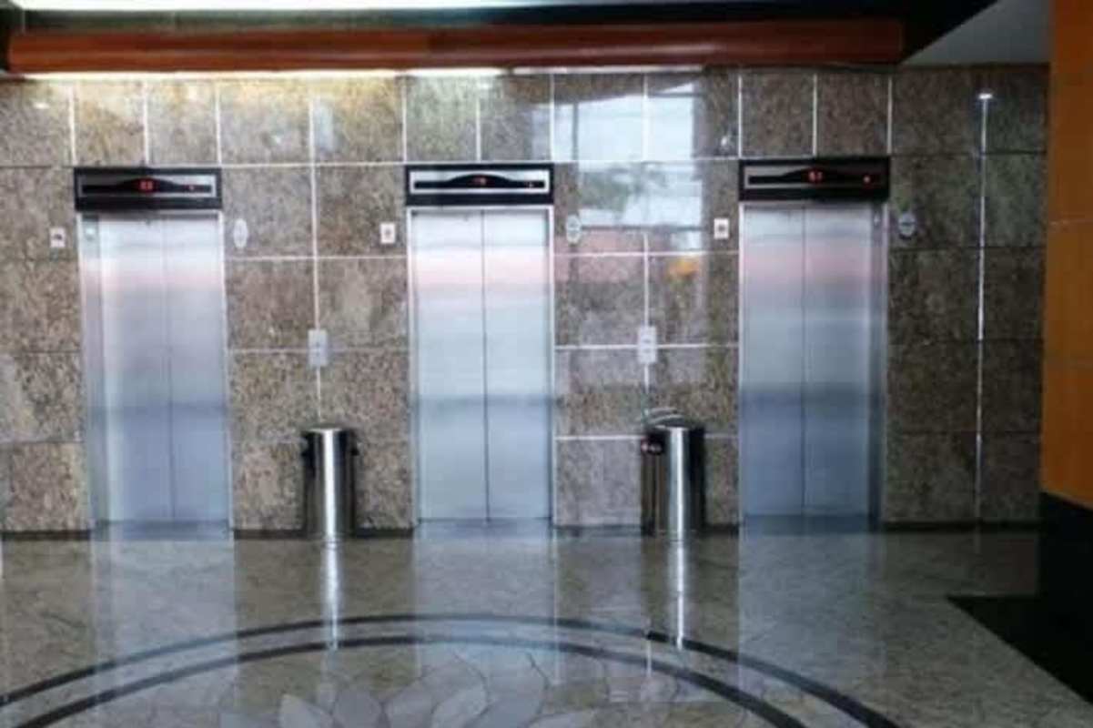 Elevator lobby with marble walls and shiny floors in Hi-Tech Plaza Obarrio