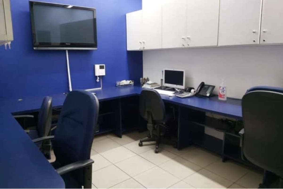Modern corner office built-in desks TV cabinets blue wall Hi-Tech Plaza Obarrio
