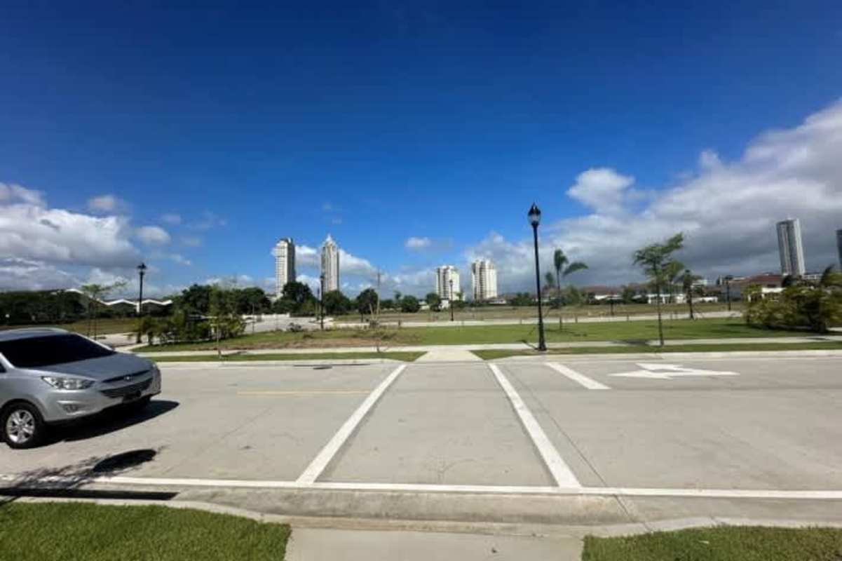 Luxury lot bordering lake and golf green in Santa María Peninsula Estates Panama