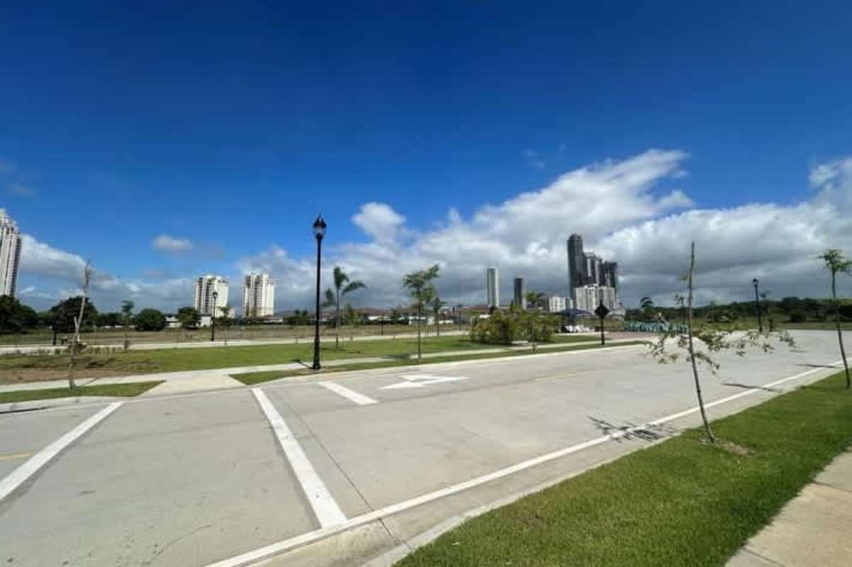 Vacant estate plot facing landscaped lake and golf terrain Santa María Golf Panama