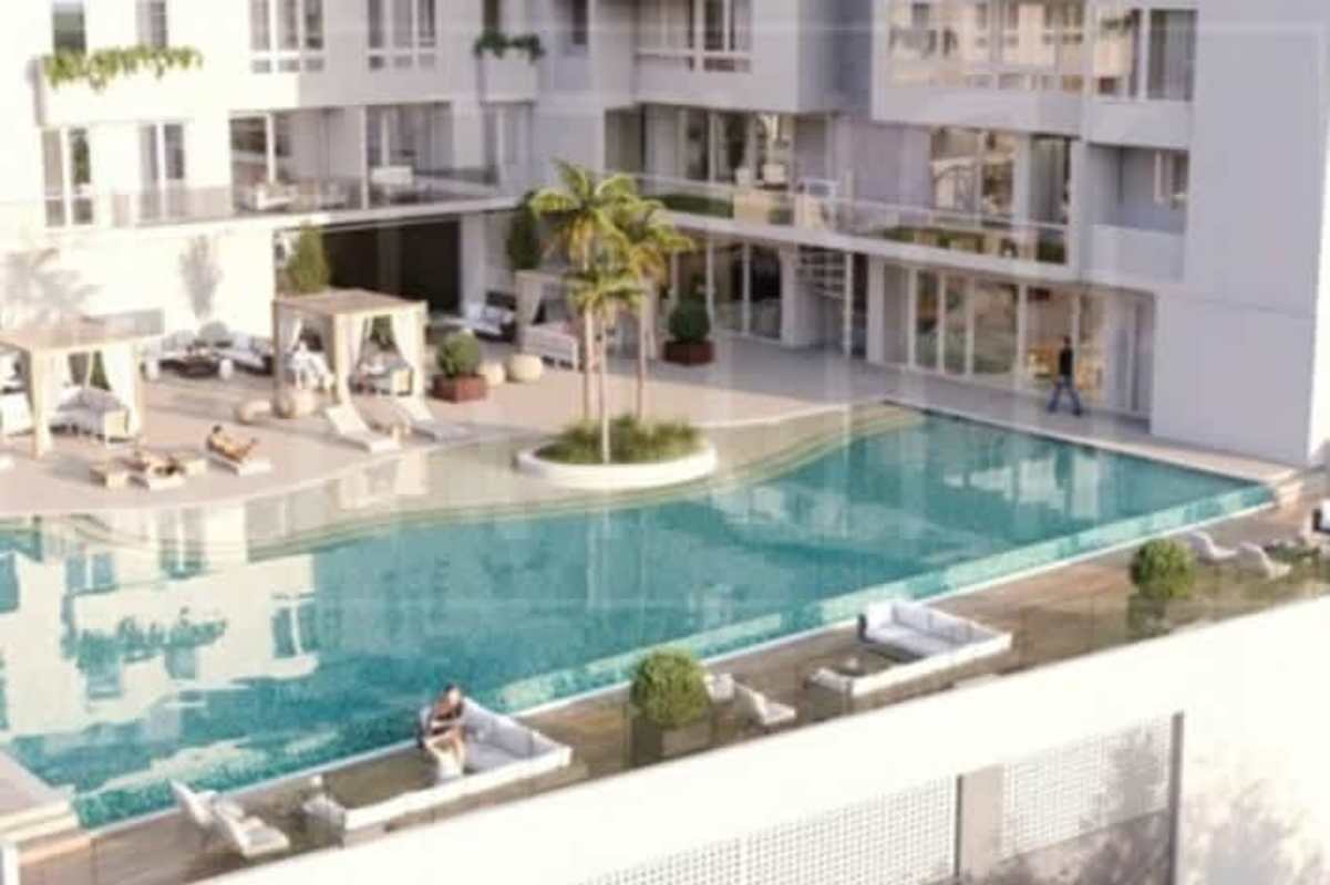 Luxurious poolside with cabanas, palm trees, infinity edge in Santa María Golf & Country Club Panama City