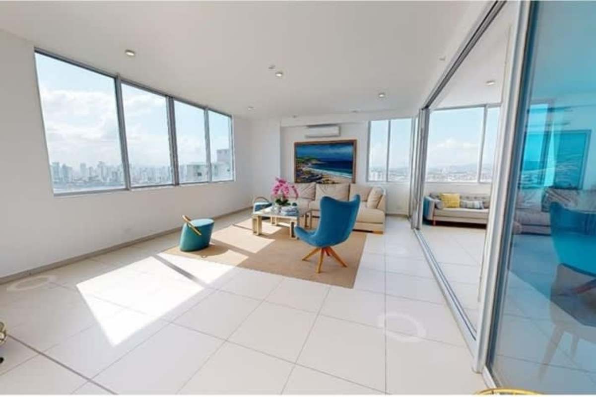 Spacious master bedroom with walk-in closet in PH Costa del Mar Costa del Este