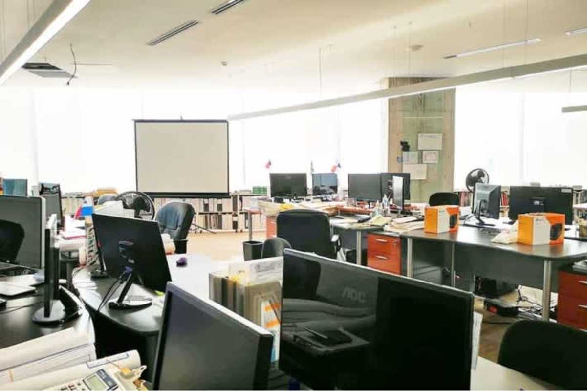 Corporate office space with multiple workstations, projector, bright windows in PH BICSA Tower Obarrio Panama