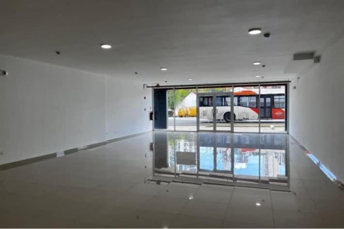 Exterior glass entrance tiled sidewalk Signature Point Bella Vista Panama City