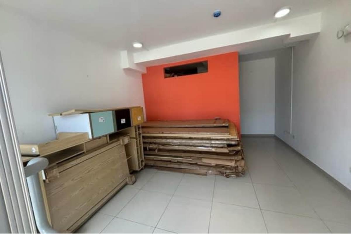 Unfurnished interior flexible-use space with accent wall in Signature Point Panama