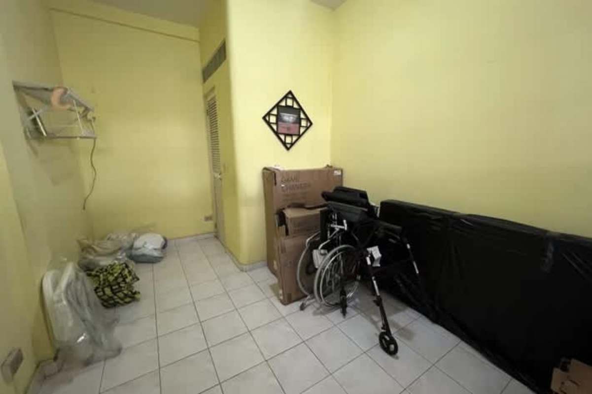 Retro bathroom with pink sink, blue tiled walls and vintage style in house for sale Panama