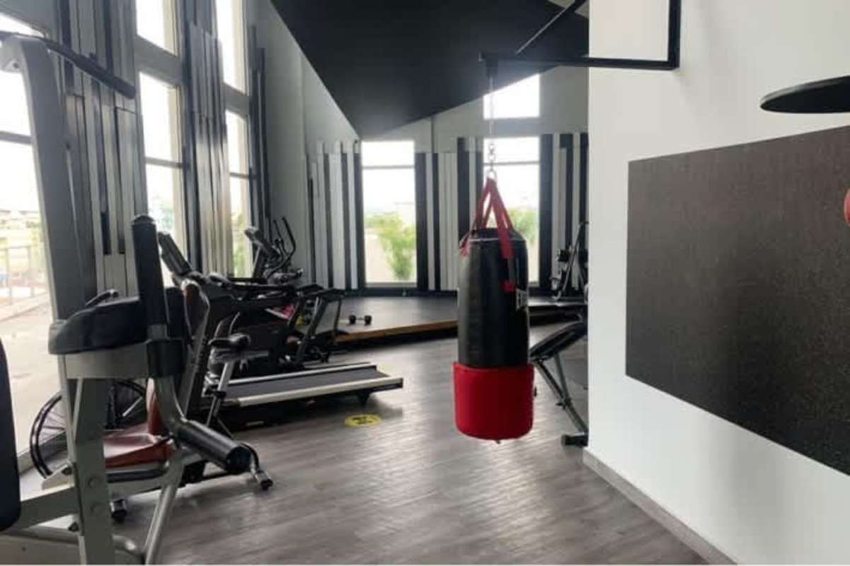 Glass dining table with skyline view at PH Element Panama City