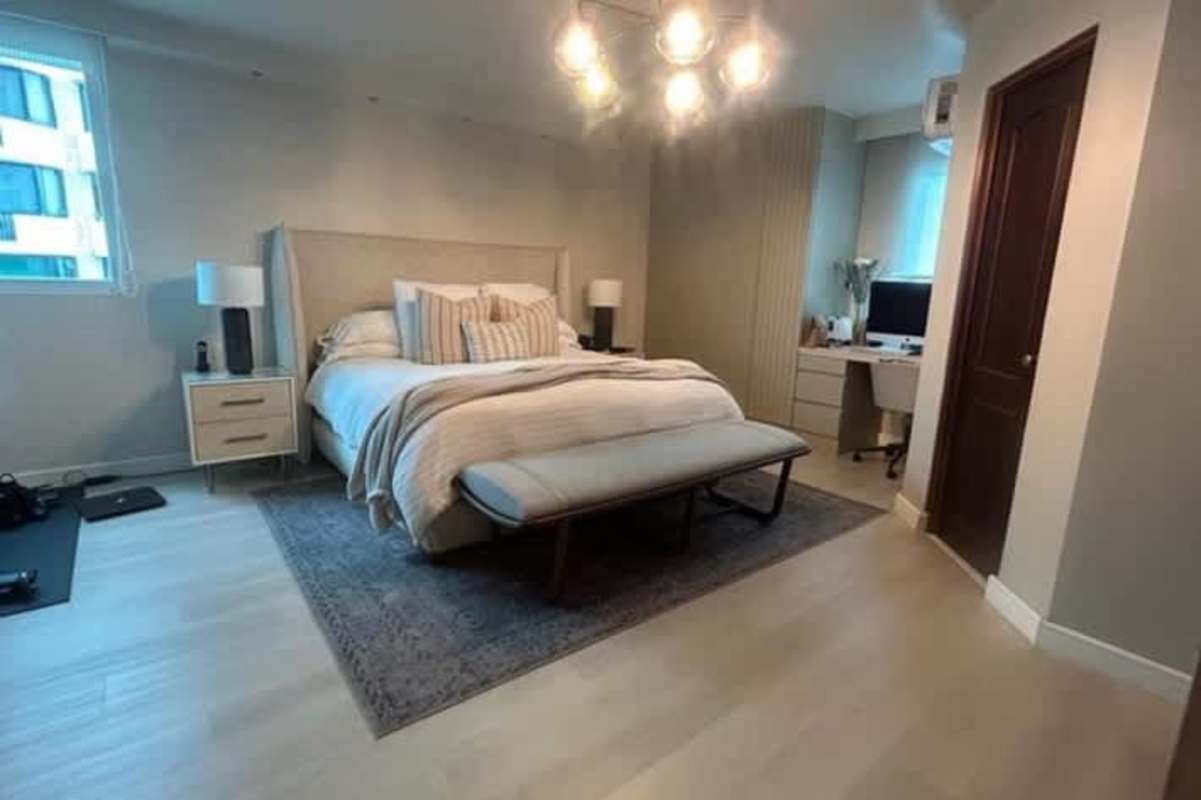 Dining room with glass table, AC, hardwood floors, and skyline outlook in PH San Francisco Central Panama