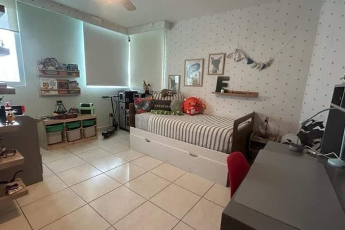 Master bedroom with office nook, ensuite, modern decor in PH San Francisco Central Panama City