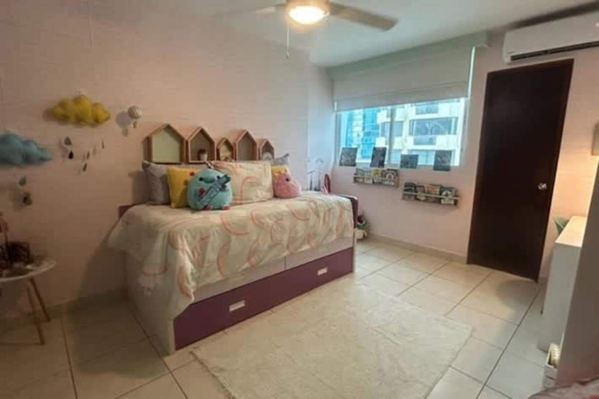 Secondary bedroom with closet wood flooring and skyline views PH San Francisco Central Panama