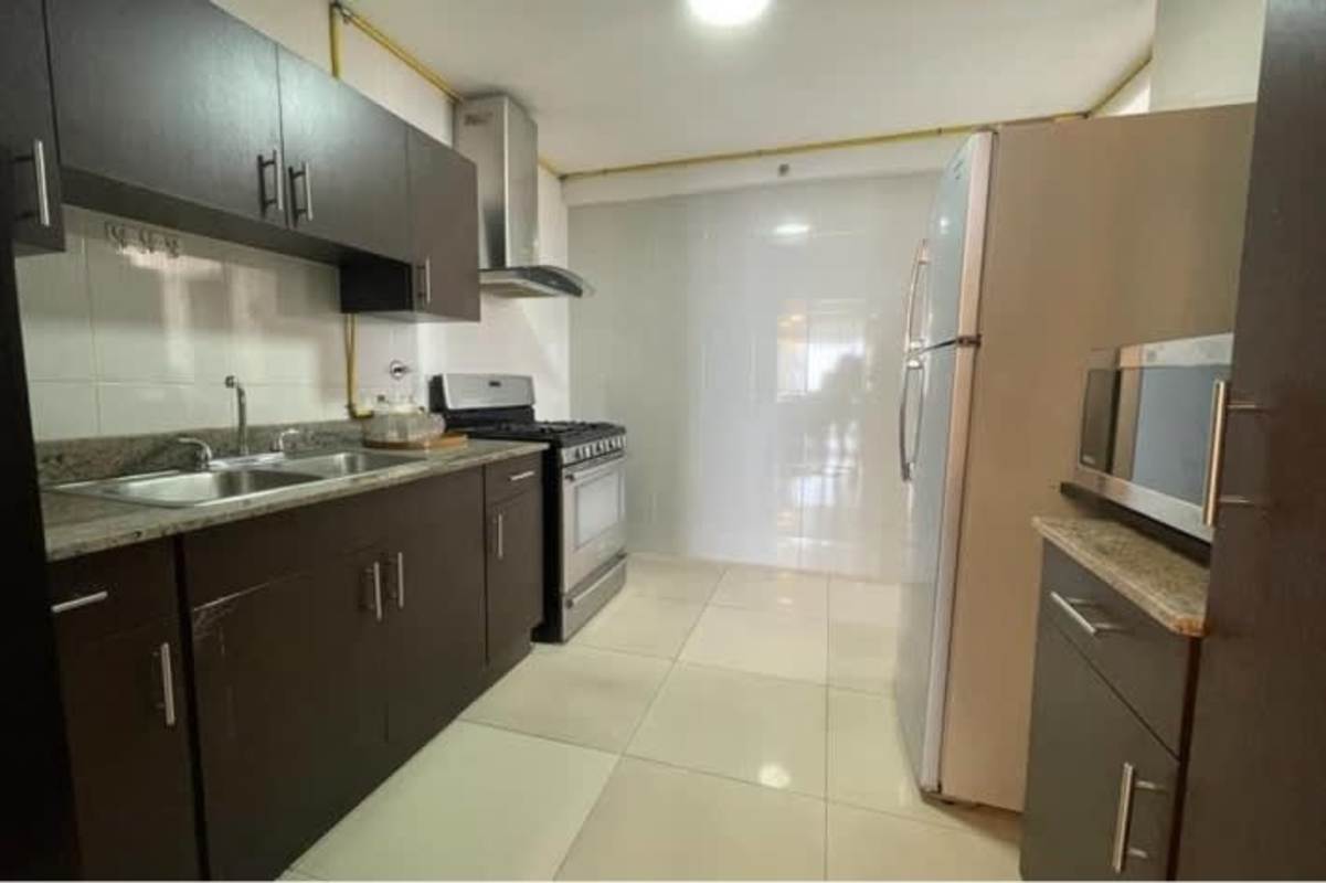 Kitchen with granite countertops, stainless refrigerator, microwave, gas oven in PH Miyaki Obarrio Panama