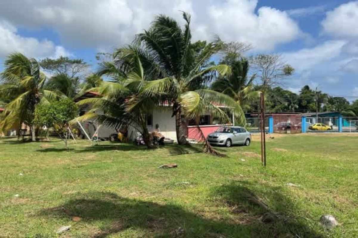 Wide paved parking lot area of over 50 spaces inside commercial property for sale Colón Panama