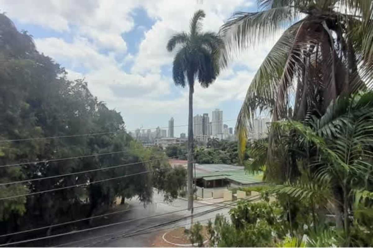 Traditional bedroom with mirrored closet, AC, floral curtains Betania house for sale