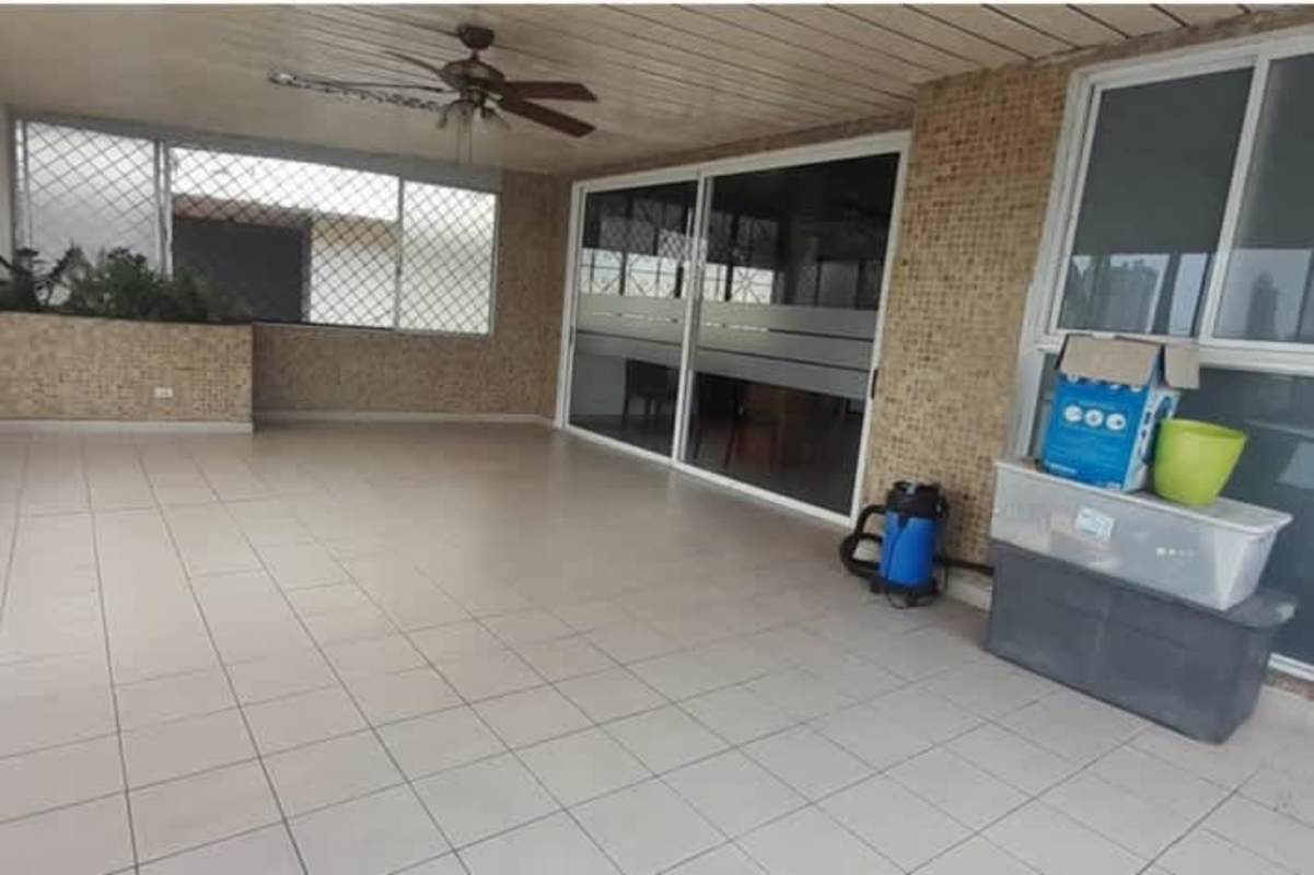 Large enclosed patio with ceramic tile and ceiling fan Los Ángeles Betania house