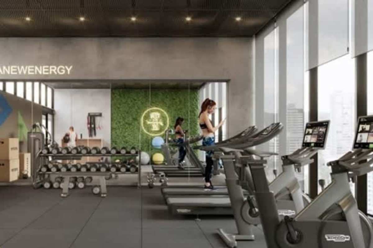 Modern gym with large windows, cardio equipment, weights and city skyline views in PH Bella Vista Smart Panama