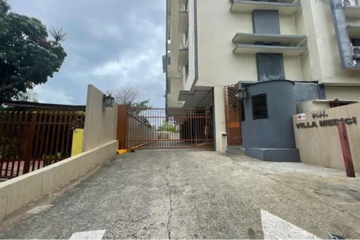 Kitchen with granite countertops, gas stove, breakfast bar in PH Villa Medici apartment Panama City