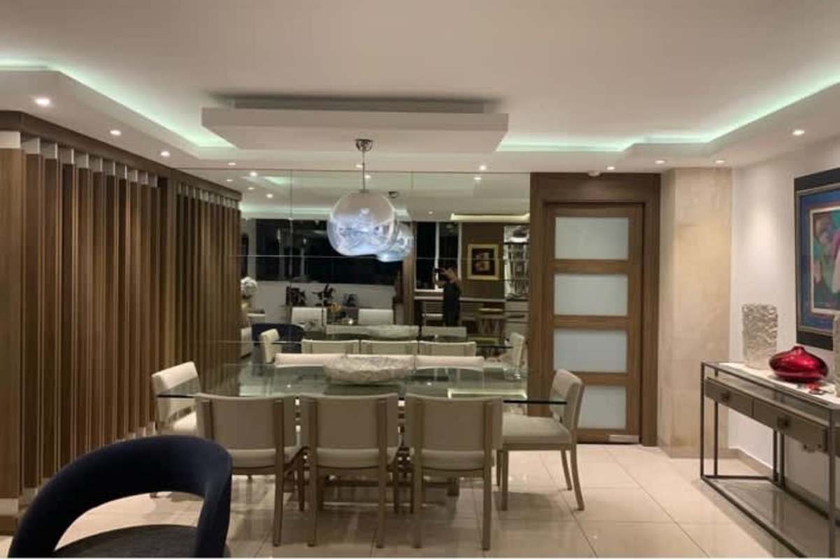 Master bedroom with city view window, ensuite bathroom in PH Park City Obarrio Panama