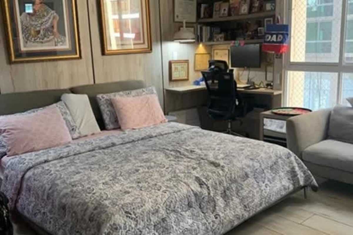 Bright children or guest bedroom with workspace in PH Park City Obarrio Panama