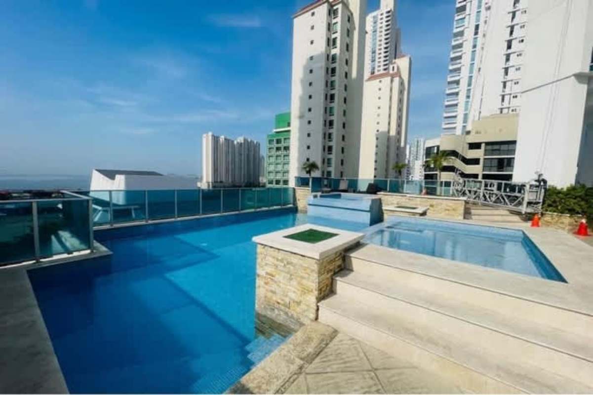 Infinity swimming pool with jacuzzi at PH Titanium San Francisco Panama overlooking city skyline