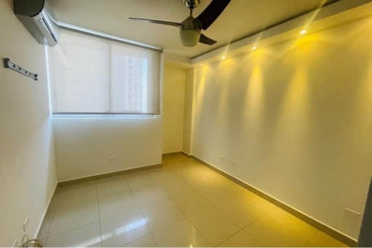Bedroom with large wardrobe, ceiling fan, AC at PH Titanium San Francisco Panama
