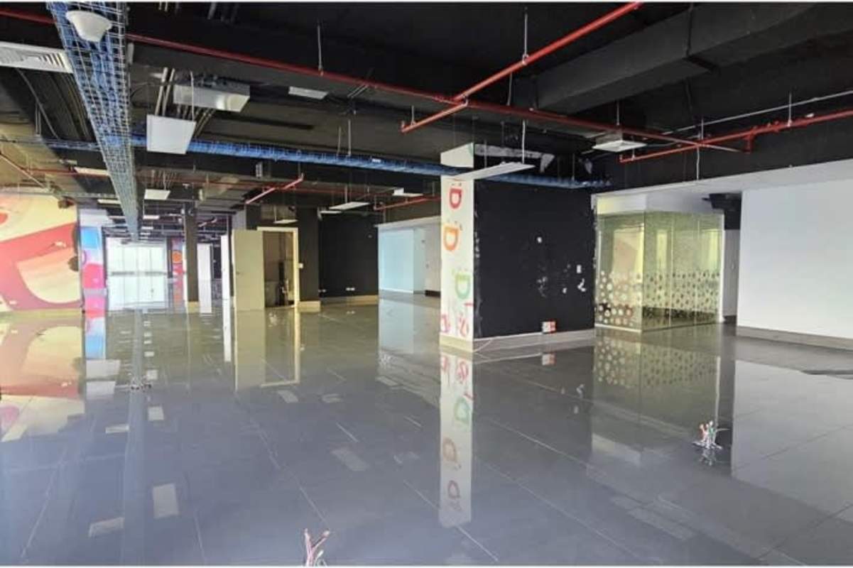 High floor commercial office in BICSA Tower with floor-to-ceiling windows overlooking oceanfront Panama City