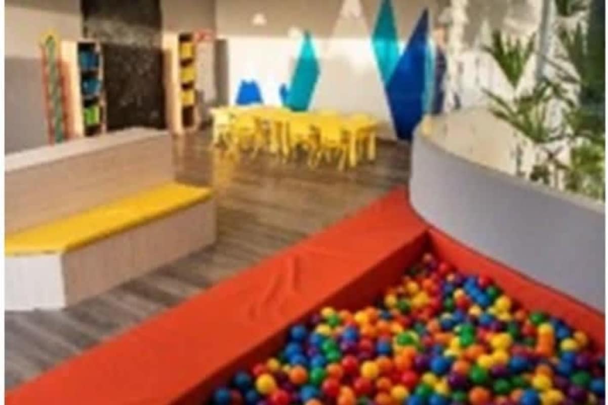 Furnished balcony with glass railings and outdoor seating in PH Villa las Fuentes overlooking city